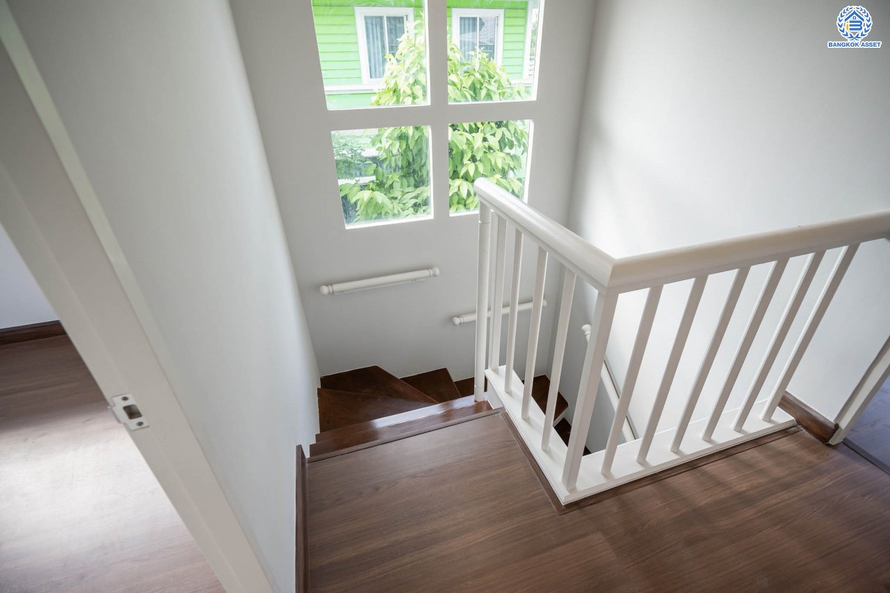 บ้านมือสองตกแต่งใหม่ โครงการ พฤกษ์ลดา พุทธสาคร แบรนด์ LH รองรับทุกความสุข เนื้อที่ 53.1 ตร.ว. ฟังก์ชัน 3 ห้องนอน 2 ห้องน้ำ จอดรถได้ 2 คัน บนทำเลใกล้ The Mall บางแค และเชื่อมต่อถนนเพชรเกษม, ถนนพุทธมณฑลสาย4 ใกล้โครงการรถไฟฟ้าสายสีน้ำเงิน "สถานีหลักสอง"